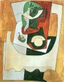 Naturaleza muerta en la mesa con pedestal y plato cubista de 1920 Pablo Picasso